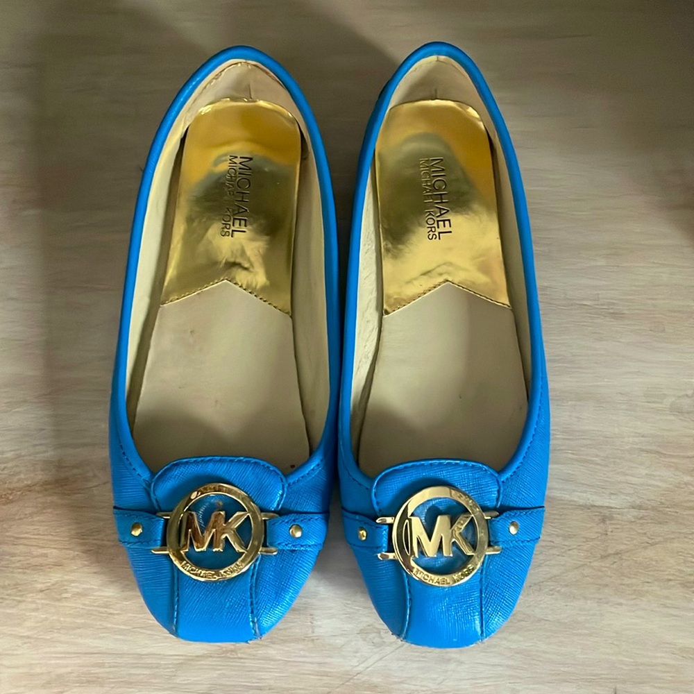 Michael Kors Fulton Flats
Size 8
Blue with gold detail 
Excellent condition